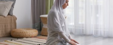 Image of a Muslim woman praying