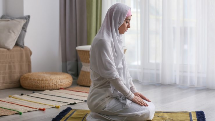 Image of a Muslim woman praying